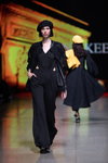 Показ Selina Keer — Riga Fashion Week AW22/23 (наряды и образы: чёрный берет, чёрный комбинезон)