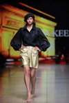 Pokaz Selina Keer — Riga Fashion Week AW22/23 (ubrania i obraz: beret czarny, bluzka czarna, szorty złote)