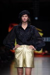 Modenschau von Selina Keer — Riga Fashion Week AW22/23 (Looks: schwarze Baskenmütze, schwarze Bluse, goldene Shorts)