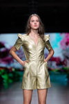 Modenschau von Selina Keer — Riga Fashion Week AW22/23 (Looks: goldener Jumpsuit)