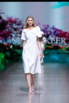 Pokaz Selina Keer — Riga Fashion Week AW22/23 (ubrania i obraz: sukienka biała, sandały białe)