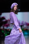 Modenschau von Selina Keer — Riga Fashion Week AW22/23 (Looks: lila Baskenmütze, lila kurze Bluse)