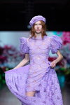Pokaz Selina Keer — Riga Fashion Week AW22/23 (ubrania i obraz: beret lilakowy, sukienka z gipiury lilakowa)