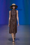 Desfile de Collected Story — Riga Fashion Week SS23 (looks: vestido marrón)