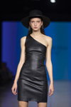 Pokaz Collected Story — Riga Fashion Week SS23 (ubrania i obraz: kapelusz czarny, skórzana sukienka mini czarna)