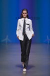 Показ Collected Story — Riga Fashion Week SS23 (наряди й образи: біла блуза, чорні шкіряні брюки, білі туфлі, чорна краватка)
