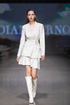 Показ Diana Arno — Riga Fashion Week SS23 (наряды и образы: белый женский костюм (жакет, юбка), белые сапоги)