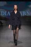 Pokaz Diana Arno — Riga Fashion Week SS23 (ubrania i obraz: skórzana spódnica mini czarna, rajstopy czarne, botki czarne)
