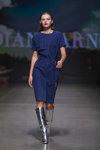 Pokaz Diana Arno — Riga Fashion Week SS23 (ubrania i obraz: sukienka niebieska, kozaki srebrne)