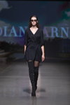 Показ Diana Arno — Riga Fashion Week SS23 (наряды и образы: чёрные колготки, чёрные сапоги-чулки)