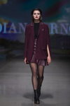 Показ Diana Arno — Riga Fashion Week SS23 (наряды и образы: свекольный жакет, свекольная юбка мини, чёрные колготки, чёрные полусапоги)