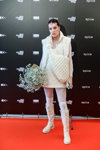 Goście — Riga Fashion Week SS23 (ubrania i obraz: rajstopy białe, zakolanówki białe, kozaki białe, pulower biały)