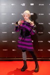 Gäste — Riga Fashion Week SS23 (Looks: purpurrotes gestreiftes Kleid, gestreifte schwarz-weiße Overknees, schwarze Strumpfhose, blonde Haare)