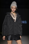 Показ Ivo Nikkolo — Riga Fashion Week SS23 (наряды и образы: чёрная кожаная юбка мини, чёрная куртка, серая трикотажная шапка)