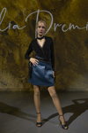 Pokaz Julija Dremiene — Riga Fashion Week SS23 (ubrania i obraz: spódnica mini niebieska, rajstopy cieliste, sandały czarne)
