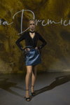 Desfile de Julija Dremiene — Riga Fashion Week SS23 (looks: sandalias de tacón negras, pantis cueros, falda azul corta)
