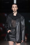 Pokaz NÓLÓ — Riga Fashion Week SS23 (ubrania i obraz: top czarny przejrzysty, skórzana spódnica mini czarna)