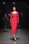 Pokaz NÓLÓ — Riga Fashion Week SS23 (ubrania i obraz: sukienka midi czerwona, półbuty czarne)
