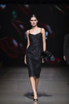 Pokaz NÓLÓ — Riga Fashion Week SS23 (ubrania i obraz: sandały czarne, suknia koktajlowa czarna)