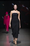 Pokaz NÓLÓ — Riga Fashion Week SS23 (ubrania i obraz: sukienka czarna, sandały czarne)