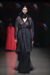 Показ NÓLÓ — Riga Fashion Week SS23 (наряды и образы: чёрная юбка, чёрное прозрачное платье-рубашка)