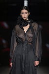 Pokaz NÓLÓ — Riga Fashion Week SS23 (ubrania i obraz: sukienka koszulowa czarna przejrzysta, spódnica czarna)
