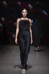 Pokaz NÓLÓ — Riga Fashion Week SS23 (ubrania i obraz: suknia wieczorowa czarna)