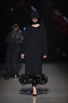 Modenschau von NÓLÓ — Riga Fashion Week SS23 (Looks: schwarzes Abendkleid)
