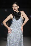 Pokaz NÓLÓ — Riga Fashion Week SS23 (ubrania i obraz: suknia wieczorowa srebrna)