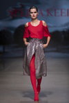 Показ Selina Keer — Riga Fashion Week SS23 (наряди й образи: червоні колготки, червоний топ)