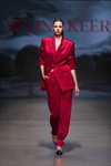Показ Selina Keer — Riga Fashion Week SS23 (наряди й образи: червоний брючний костюм)