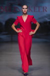 Desfile de Selina Keer — Riga Fashion Week SS23 (looks: vestido de noche rojo)