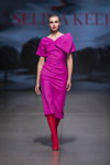 Pokaz Selina Keer — Riga Fashion Week SS23 (ubrania i obraz: półbuty czerwone, rajstopy czerwone, sukienka w kolorze fuksji)