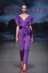 Pokaz Selina Keer — Riga Fashion Week SS23 (ubrania i obraz: sandały czerwone, kombinezon fioletowy)
