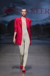 Показ Selina Keer — Riga Fashion Week SS23 (наряди й образи: сірий боді-комбінезон, червоний жакет, червоні туфлі)