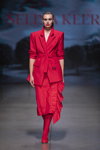 Pokaz Selina Keer — Riga Fashion Week SS23 (ubrania i obraz: żakiet czerwony, spódnica czerwona, rajstopy czerwone, półbuty czerwone)