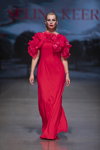 Desfile de Selina Keer — Riga Fashion Week SS23 (looks: vestido de noche rojo)