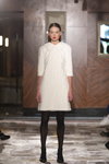 Pokaz UNATTACHED — Riga Fashion Week SS23 (ubrania i obraz: sukienka biała, rajstopy czarne)