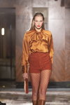 Показ UNATTACHED — Riga Fashion Week SS23 (наряди й образи: червоні колготки в крупну сітку, коричневі чоботи, коричневі шорти)