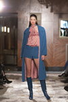 Pokaz UNATTACHED — Riga Fashion Week SS23 (ubrania i obraz: palto niebieskie, szorty niebieskie, kozaki niebieskie)
