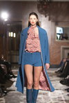 Modenschau von UNATTACHED — Riga Fashion Week SS23 (Looks: blaue Shorts, blaue Stiefel, blauer Mantel)