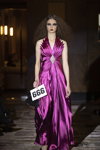 Pokaz Volga Vintage — Riga Fashion Week SS23 (ubrania i obraz: suknia wieczorowa purpurowa)