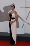 Rocío Muñoz Morales. Festival de Venecia de 2022 (looks: vestido de noche de color blanco y negro)