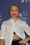 Ida Engvoll. Венецианский кинофестиваль 2022 (наряды и образы: белая блуза)