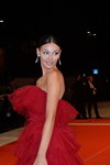 Francesca Tizzano. Венеційський кінофестиваль 2022 (наряди й образи: червона вечірня сукня)