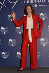 Sigourney Weaver. Венецианский кинофестиваль 2022 (наряды и образы: красный брючный костюм, белая блуза, чёрный ремень)