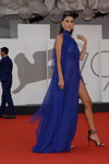 Melissa Satta. Filmfestspiele von Venedig 2022 (Looks: blaues Abendkleid mit Schlitz, schwarze Sandaletten)