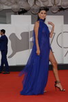 Melissa Satta. Festival de Venecia de 2022 (looks: vestido de noche con abertura azul, sandalias de tacón negras)