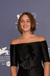 Laura Giuliani. Festiwal Filmowy w Wenecji 2022 (ubrania i obraz: suknia koktajlowa czarna)