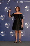Laura Giuliani. Filmfestspiele von Venedig 2022 (Looks: schwarzes Cocktailkleid, schwarze Sandaletten)